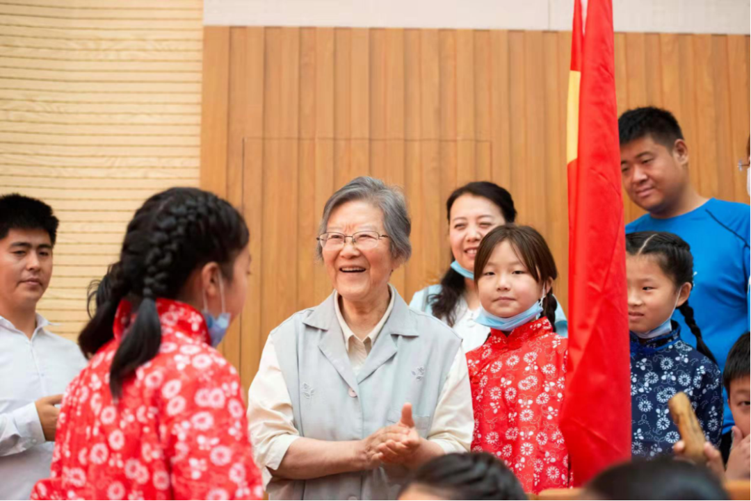 中国奥运会都有哪些小孩参加过(马兰孩子登上冬奥开闭幕式！她功不可没)