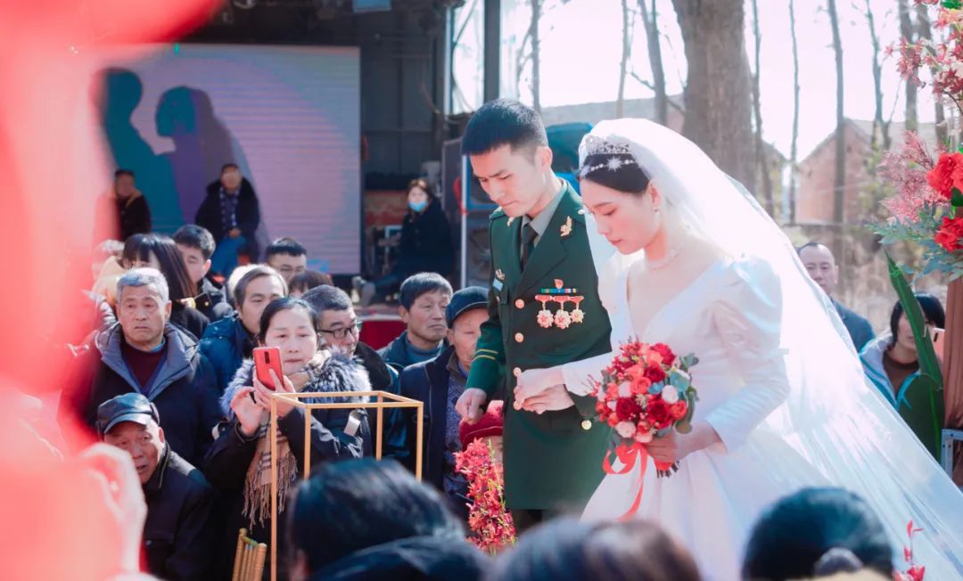 喜上加喜！新婚夫妻双双荣立三等功，婚礼现场收到立功喜报
