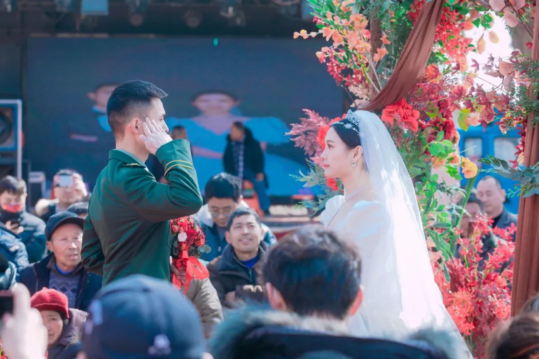 喜上加喜！新婚夫妻双双荣立三等功，婚礼现场收到立功喜报