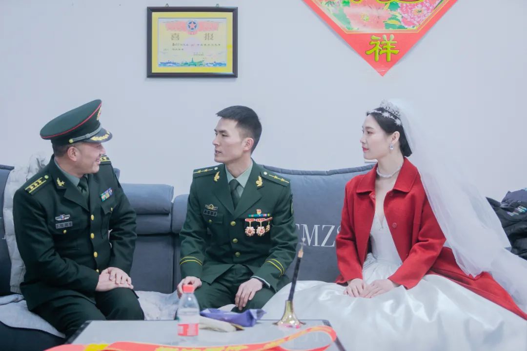 喜上加喜！新婚夫妻双双荣立三等功，婚礼现场收到立功喜报