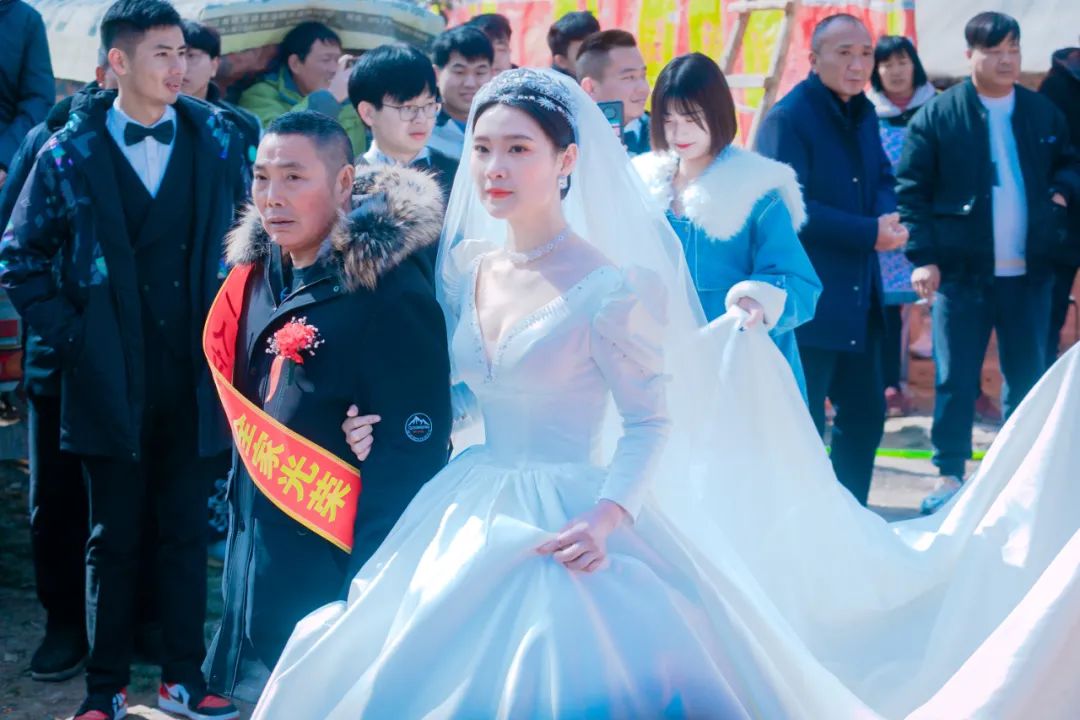 喜上加喜！新婚夫妻双双荣立三等功，婚礼现场收到立功喜报