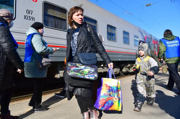 逃离自制的战争乌鸦尼奥难民到俄罗斯