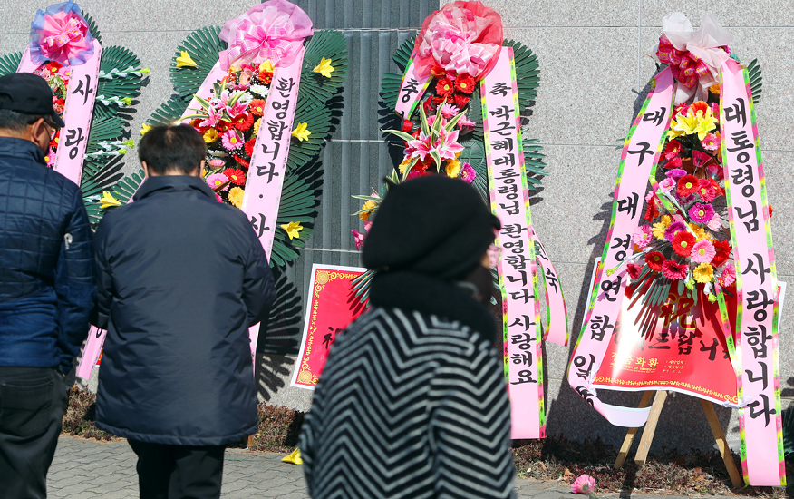 朴槿惠身穿蓝大衣在警卫陪同下参加韩国大选投票