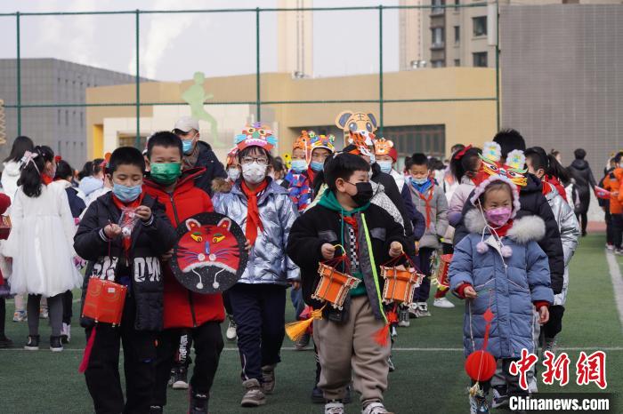 北京第二实验小学兰州分校学生头戴“虎头帽”(图1)