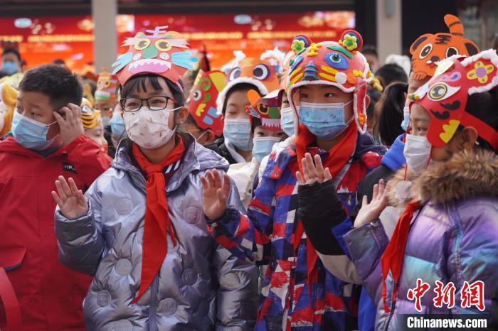 北京第二实验小学兰州分校学生头戴“虎头帽”(图3)