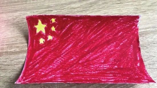 在乌华人拿口红画五星红旗：因为，中国红能让我活着！
