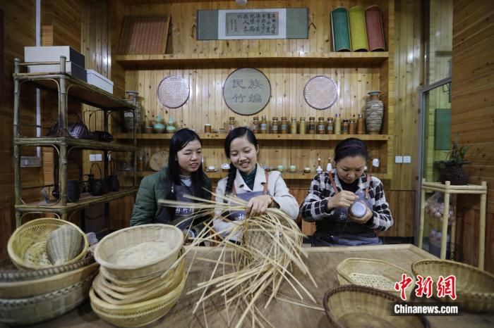 90后“竹編姑娘”楊昌芹：讓非遺“潮”起來給傳統(tǒng)一個(gè)未來