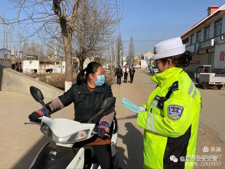 临夏市公安交警“美丽乡村行”宣传走进农村“一老一少”群体