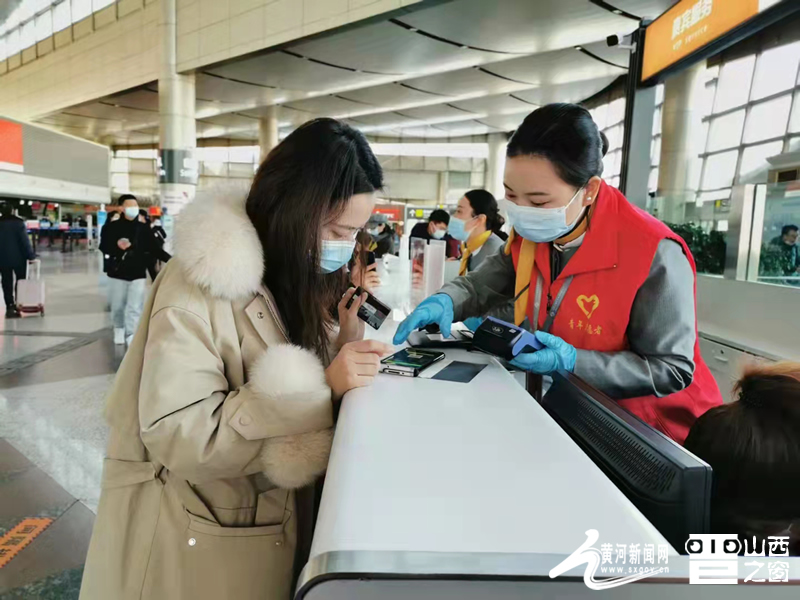 “学雷锋”情暖空港