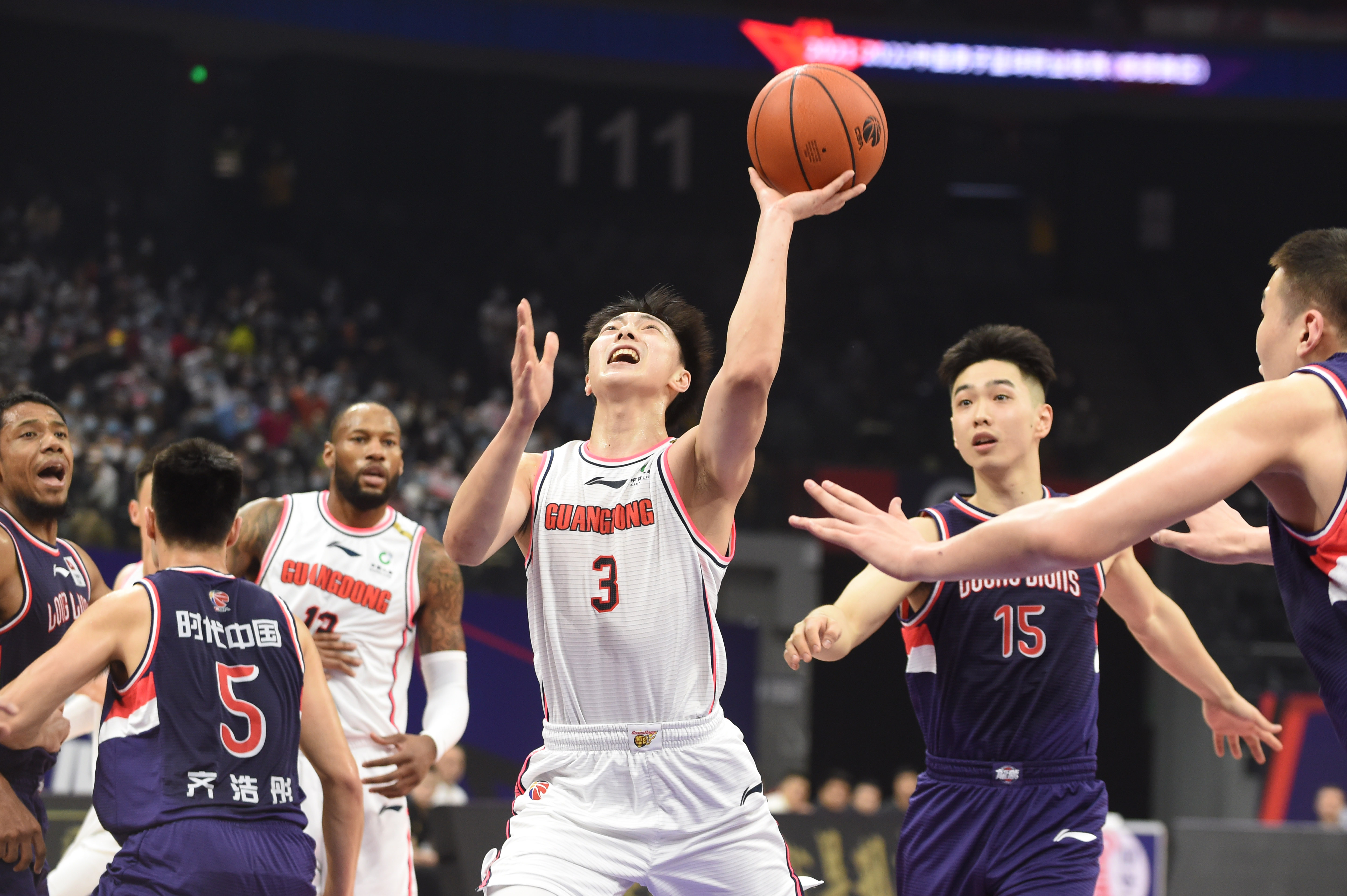 摄当日,在广东佛山进行的2021-2022赛季中国男子篮球职业联赛(cba)第