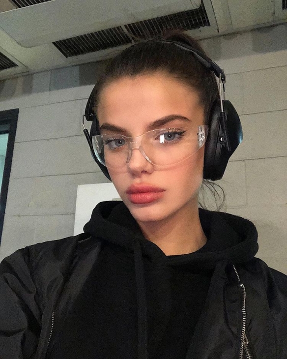美女扮丑也是美女！法国正妹Sonia Ammar美照欣赏