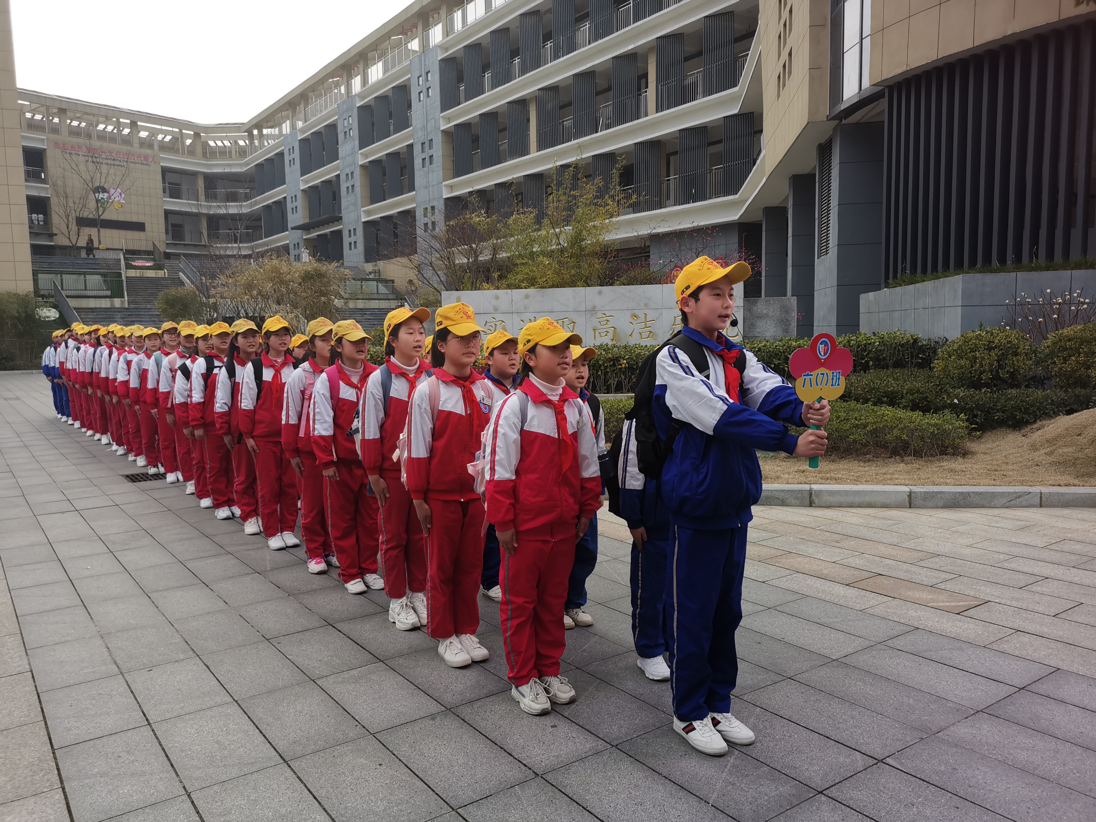 步伐展朝气，路队亮风采——九江双语实验学校开展“最美路队”评比活动