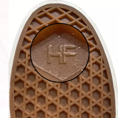 假鞋:鞋底钢印的hf字体扁平,鞋底的颜色是浅褐色.