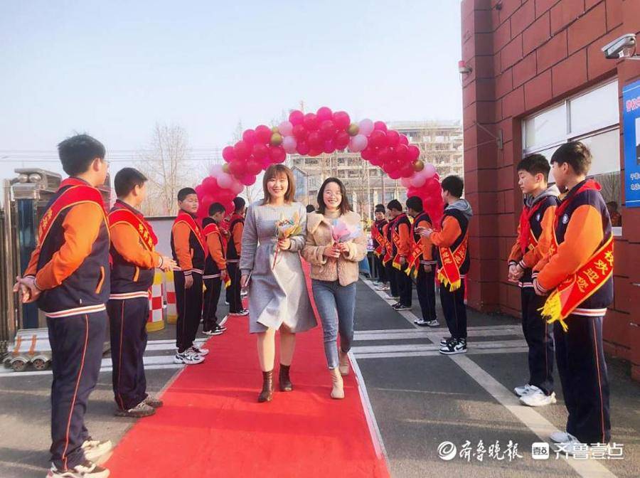 菏泽市定陶区清华园学校“三八妇女节”为女教师送祝福