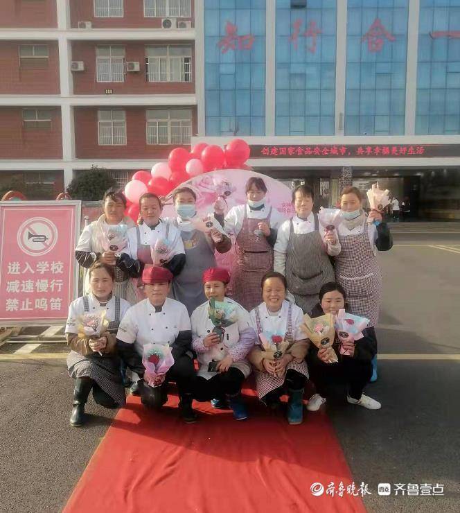 菏泽市定陶区清华园学校“三八妇女节”为女教师送祝福