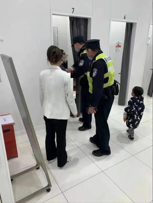 女子在优衣库试衣间产子还手拎胎盘满地血迹?警方回应