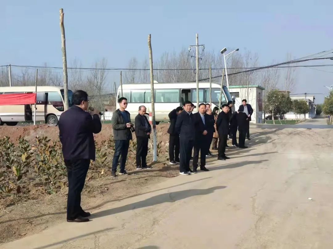 县委书记艾进德：要抓住机遇 攻坚克难 全面推进农村环境整治