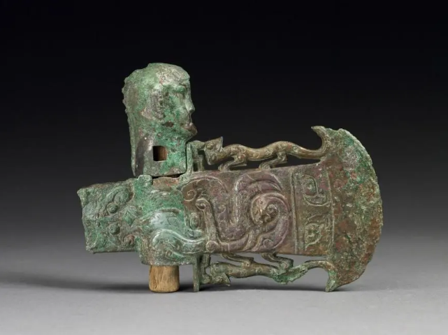 商周青铜兵器之精品——西周人头銎内钺