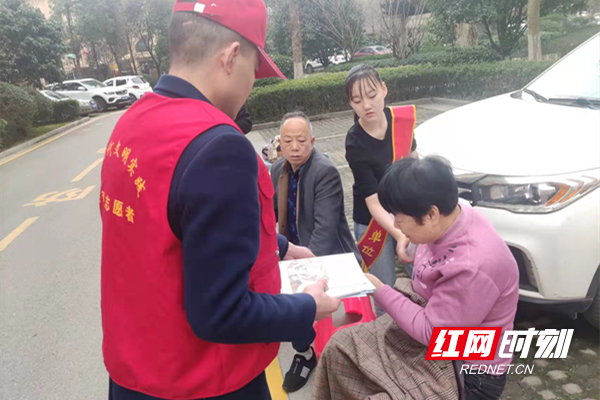 雷锋集市进社区 贴心服务暖人心