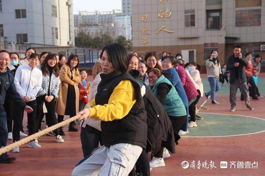 东昌府区阳光小学举行拔河比赛庆妇女节(图2)