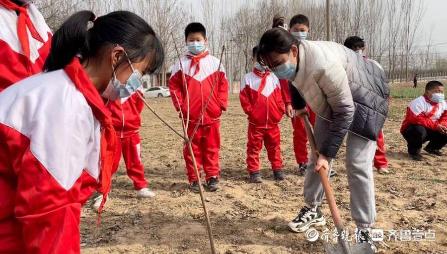 东昌府区张炉集镇郭大小学植树实践活动(图1)