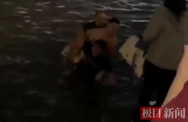 “英雄的结局”晚上，在武汉江边发生的这一幕，使大家沸腾起来。