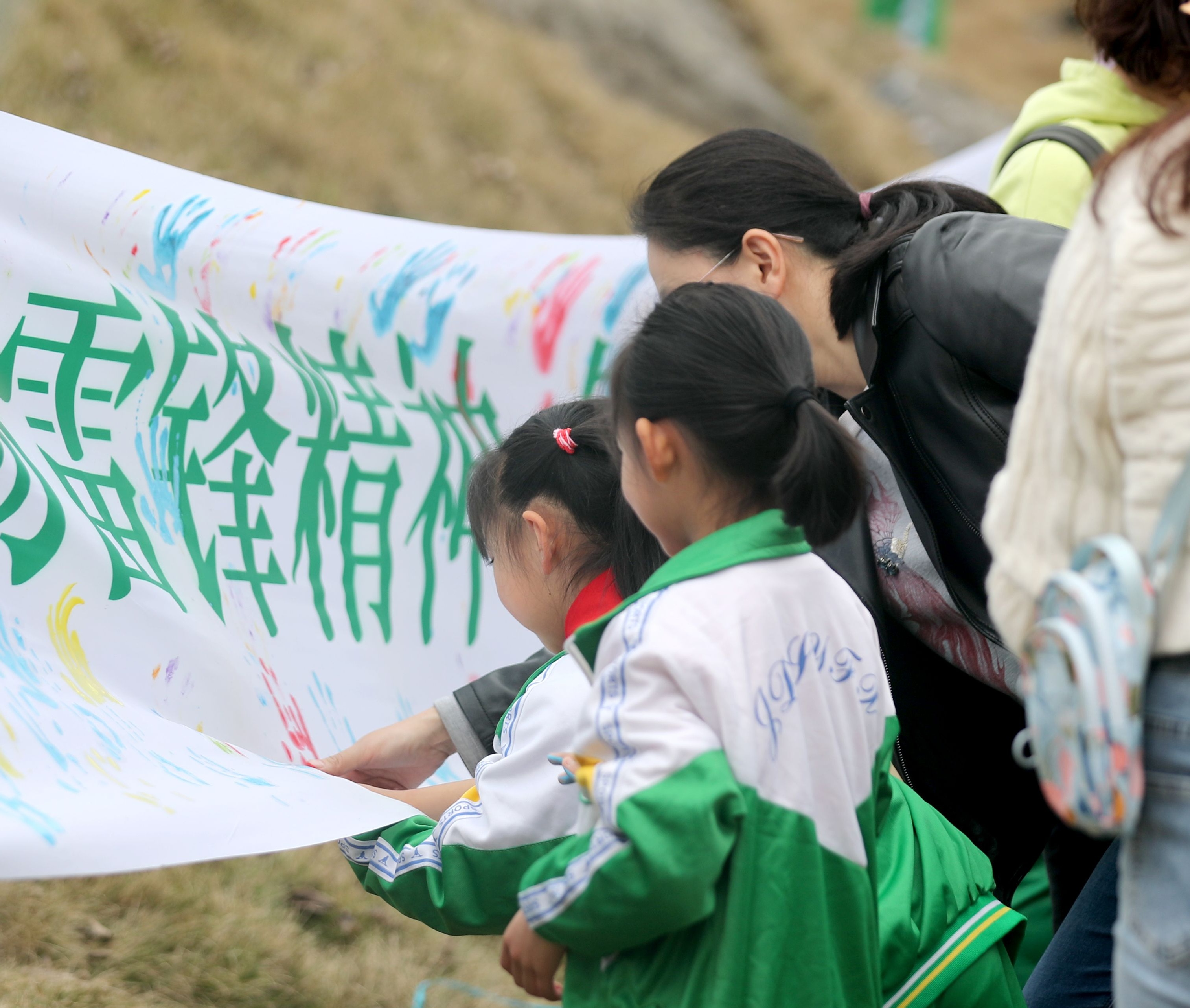 湘西溶江小学：学雷锋 植树护绿在行动(图2)