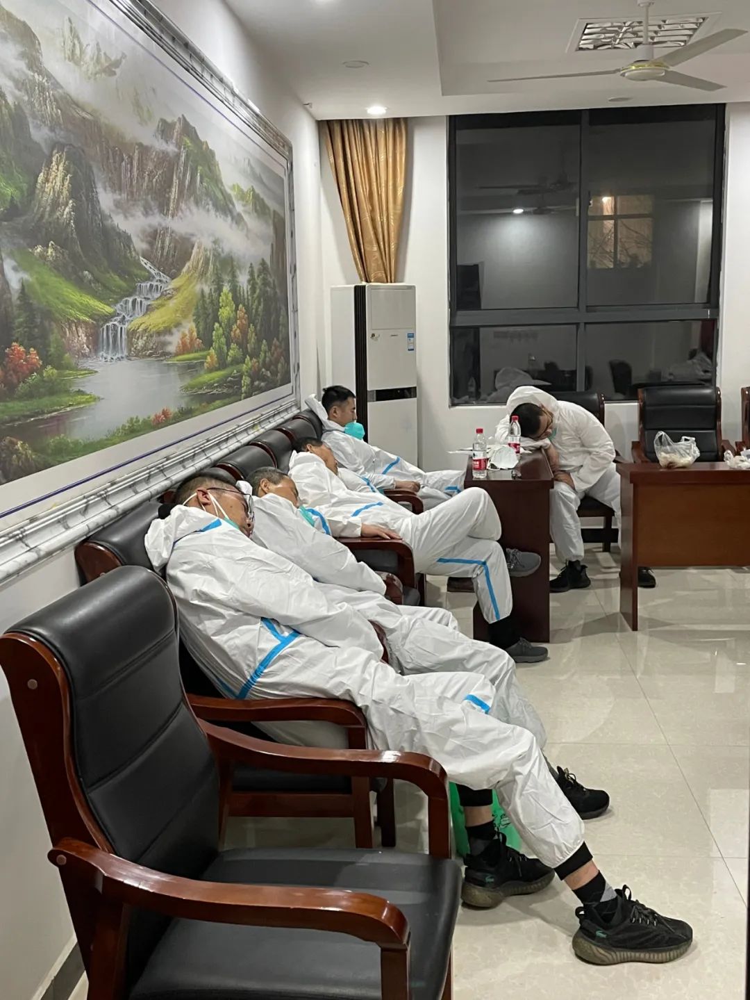 【防疫一线】安徽当涂：凌晨集结，“检察蓝”变身“抗疫白”