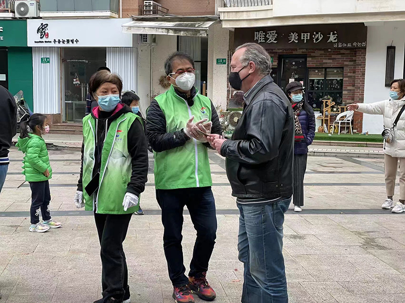 防疫无国界：玉兰花下，同向而行