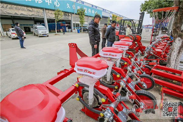 荊州：春耕備耕忙 農(nóng)機(jī)銷售旺