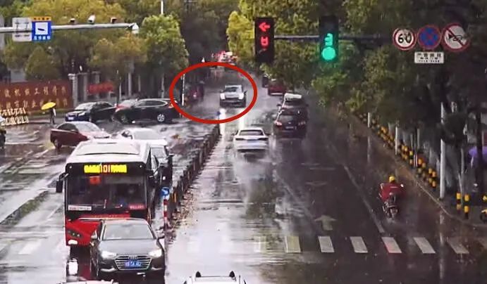 ����һѧ����ѧ·�ϱ���һ��ˮ�����������ˣ���ֺܽ���