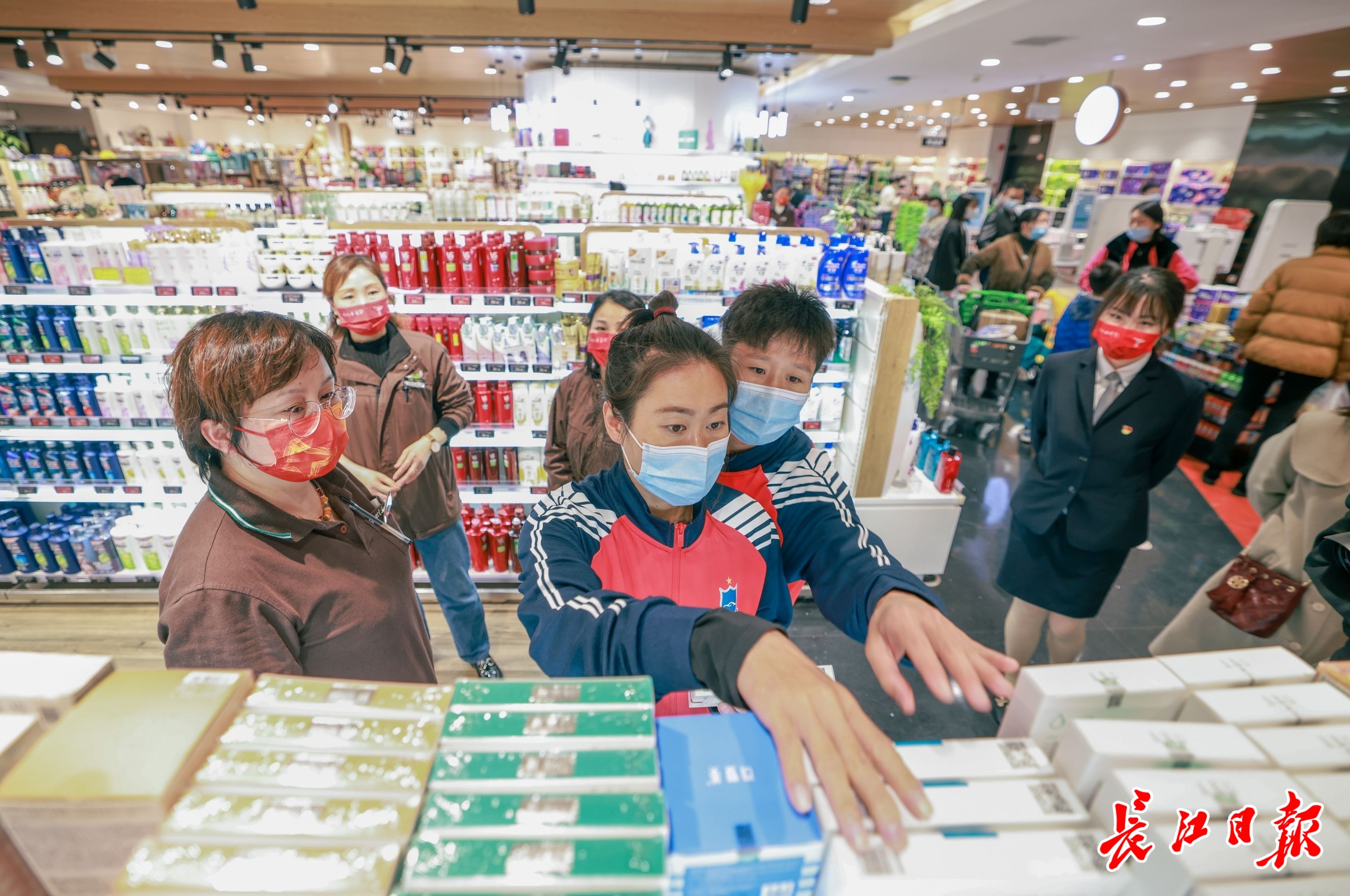 女足姑娘们爱用智能购物车逛超市(女足姑娘们逛超市，购物车里装了啥？)