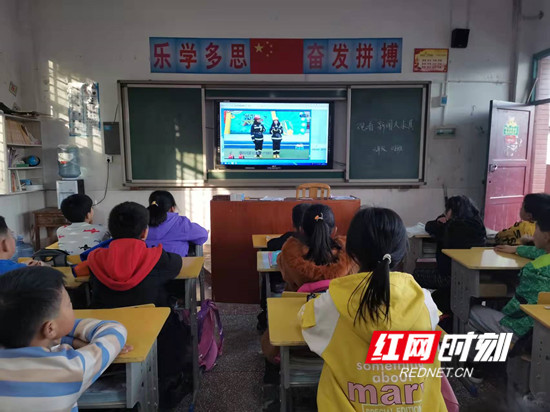 慈利縣龍?zhí)逗渔?zhèn)中學800師生集中收看(圖1)