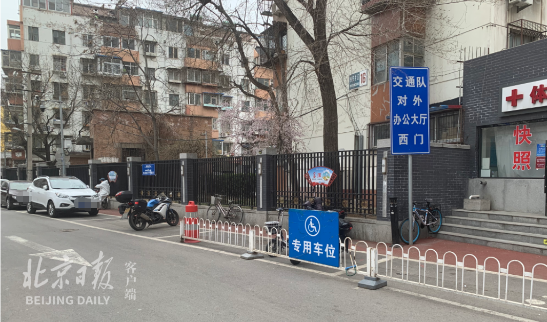 爭議！摩托車到底該不該停在機(jī)動車停車位上？交警釋疑