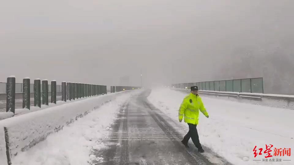 一场“倒春寒”直接拉回“冬天”，雅西高速拖乌山段降雪结冰，交通管制