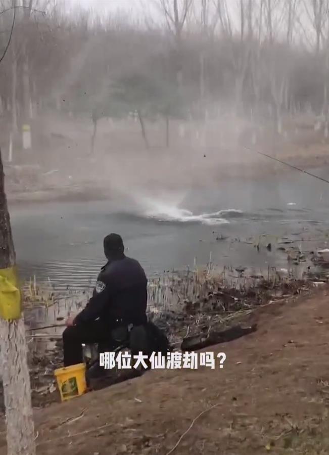 ���Ӻӱߵ���ʱ��׳��&ldquo;����ˮ&rdquo;�������������׸�ˮ��