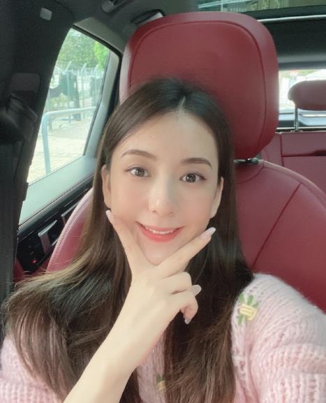 4岁大女儿长卷发似公主(四岁女孩公主发型)