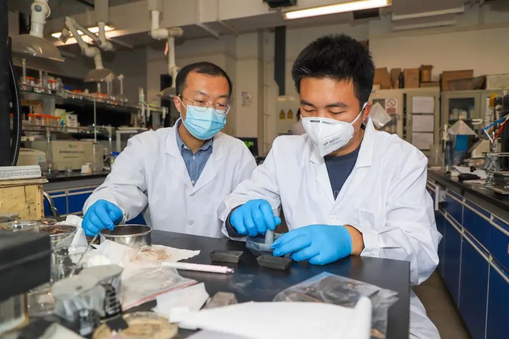 “老师，原来您住在办公室”