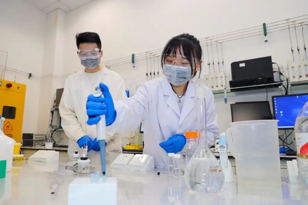 “老师，原来您住在办公室”