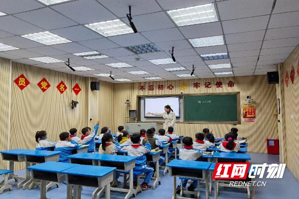 荷塘区荷塘小学根植课堂教学 体验“生活数学”(图1)