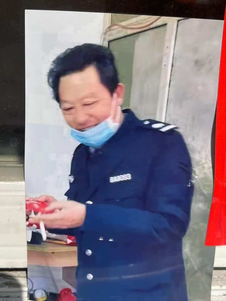 “他的和善是骨子里的！”杭州一小区保安剪枝时摔下遭遇不幸，居民们自发捐款
