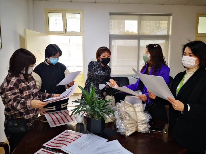 嘉興南湖國際實驗學校設(shè)計了一款腰袋(圖19) 嘉興南湖國際實驗學校設(shè)計了一款腰袋(圖19)