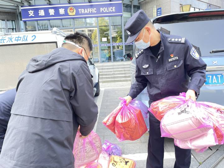 嘉興南湖國際實驗學校設(shè)計了一款腰袋(圖24) 嘉興南湖國際實驗學校設(shè)計了一款腰袋(圖24)