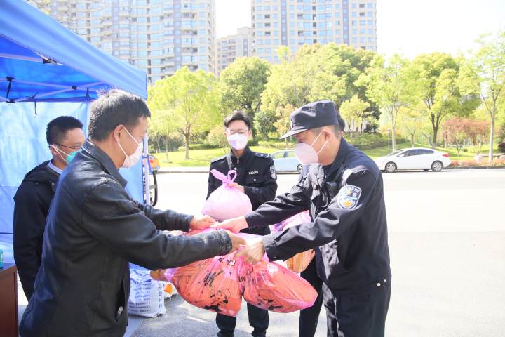 嘉興南湖國際實驗學校設(shè)計了一款腰袋(圖27) 嘉興南湖國際實驗學校設(shè)計了一款腰袋(圖27)