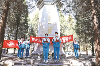 北京一零一中学学生祭扫“三·一八”烈士墓(图1)