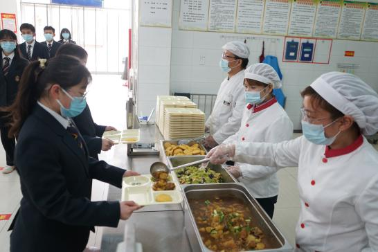 包顿水饺，加个鸡腿，打场篮球！来看我市高三“热腾腾”的校园生活