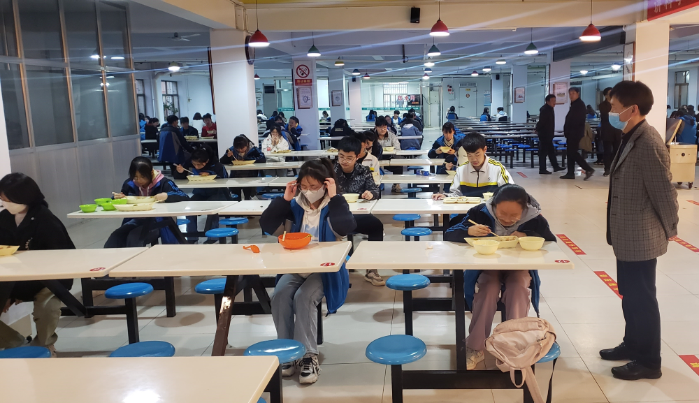 包顿水饺，加个鸡腿，打场篮球！来看我市高三“热腾腾”的校园生活