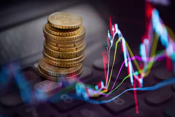 收盘丨三大指数均跌超1％，数字货币、房地产跌幅居前