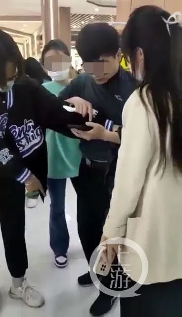 男子鞋藏摄像头食堂偷拍女生裙底 郑州经贸学院：正配合警方调查