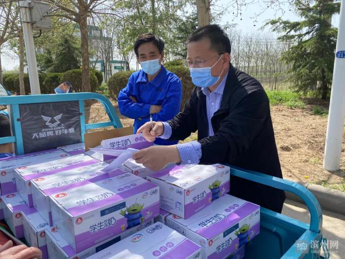 濱州高新區(qū)第二小學(xué)課間奶送到家 溫暖居家學(xué)子心(圖3)